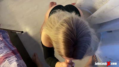 紅發女郎吸吮迪克和性交,在她的屁股上射精